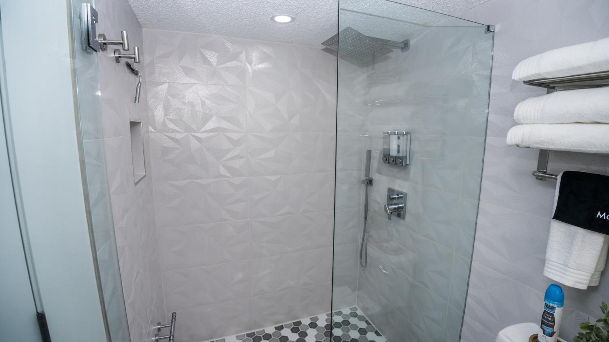 New Rental - 3Br 3Ba Corner Beachfront - 2024 Remodel - 3 Pools, Tiki Hut, Gym, Tennis 파나마 시티 외부 사진